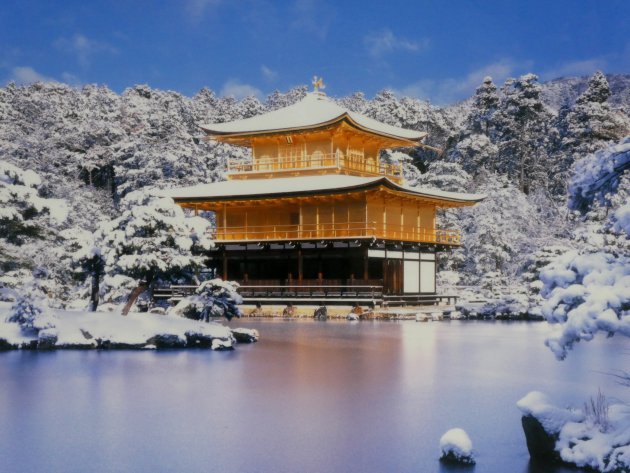 gouden tempel in de winter