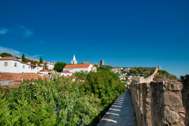 Wandelen langs de kantelen bij Castelo de Óbidos