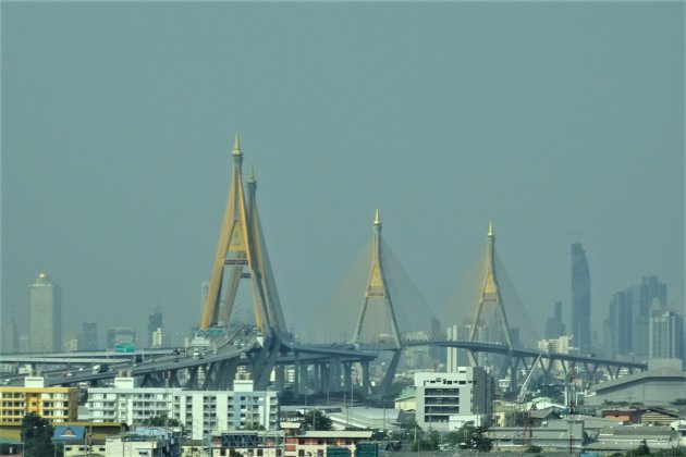 De grootste brug in Bangkok.