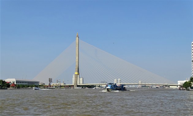 Rama 8 brug in Bangkok.