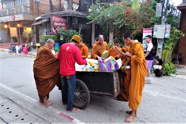 Bedel Monniken verzamelen het opgehaalde voedsel.