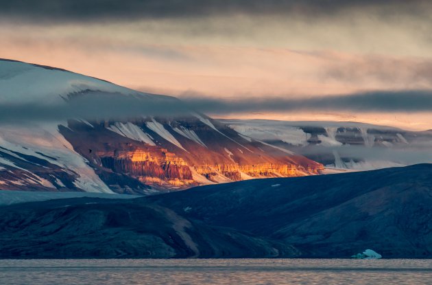 Zonsondergang boven Lomfjorden