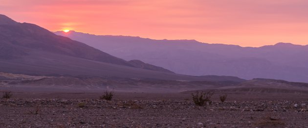 De zon gaat onder in Death Valley