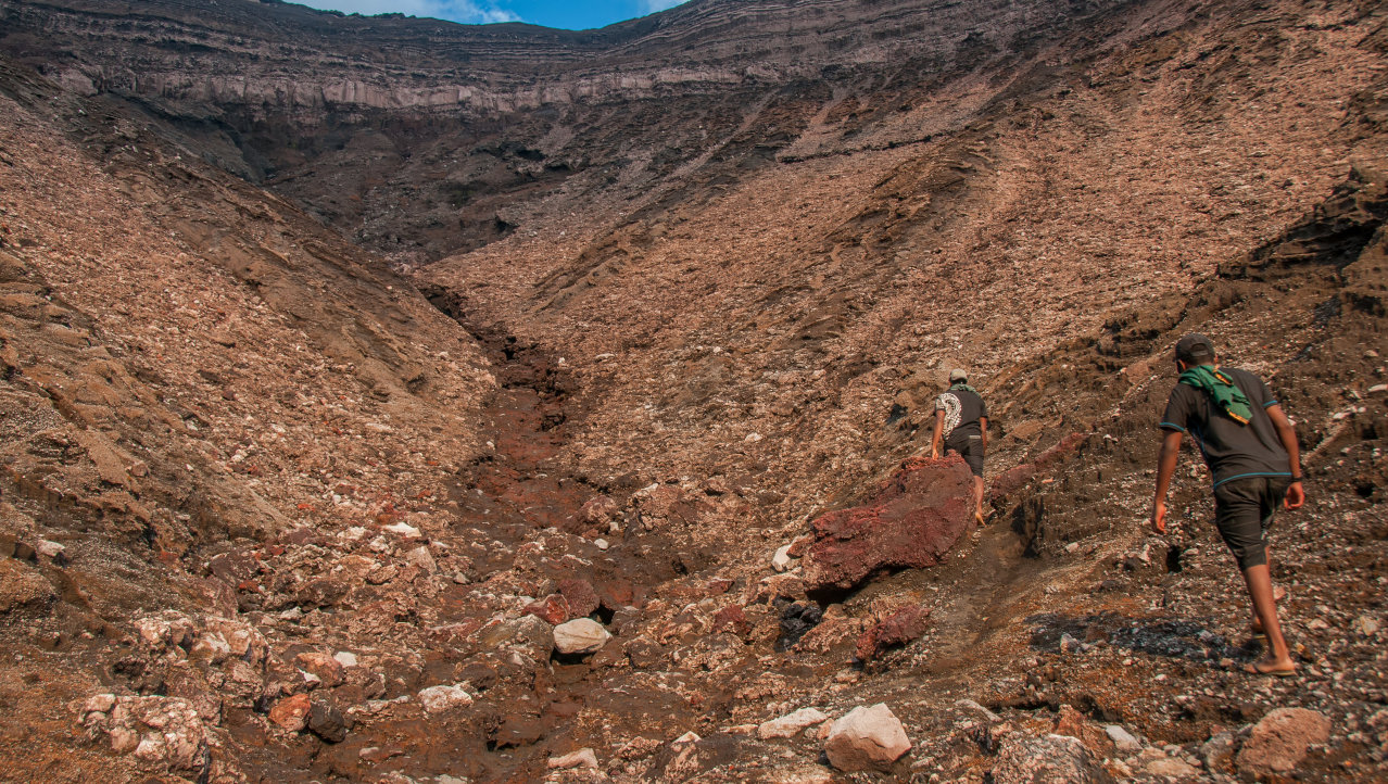 In de krater van Mt. Benbow, klim terug omhoog.