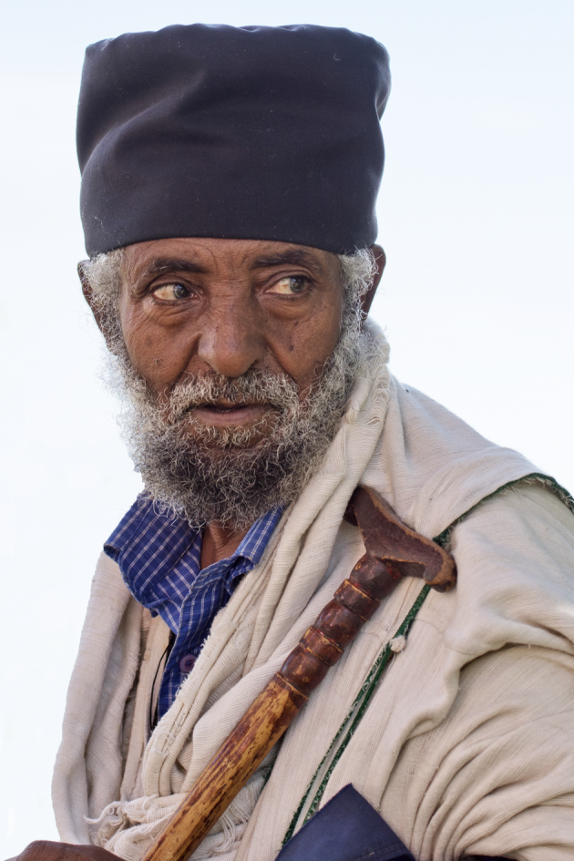 een ethiopische priester volgt het doen en laten van zijn gelovigen