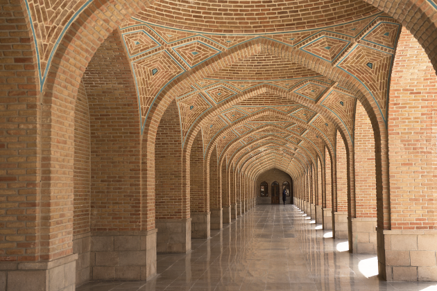 bakstenen galerij op binnenplaats van de Blauwe Moskee in Tabriz (Iran)