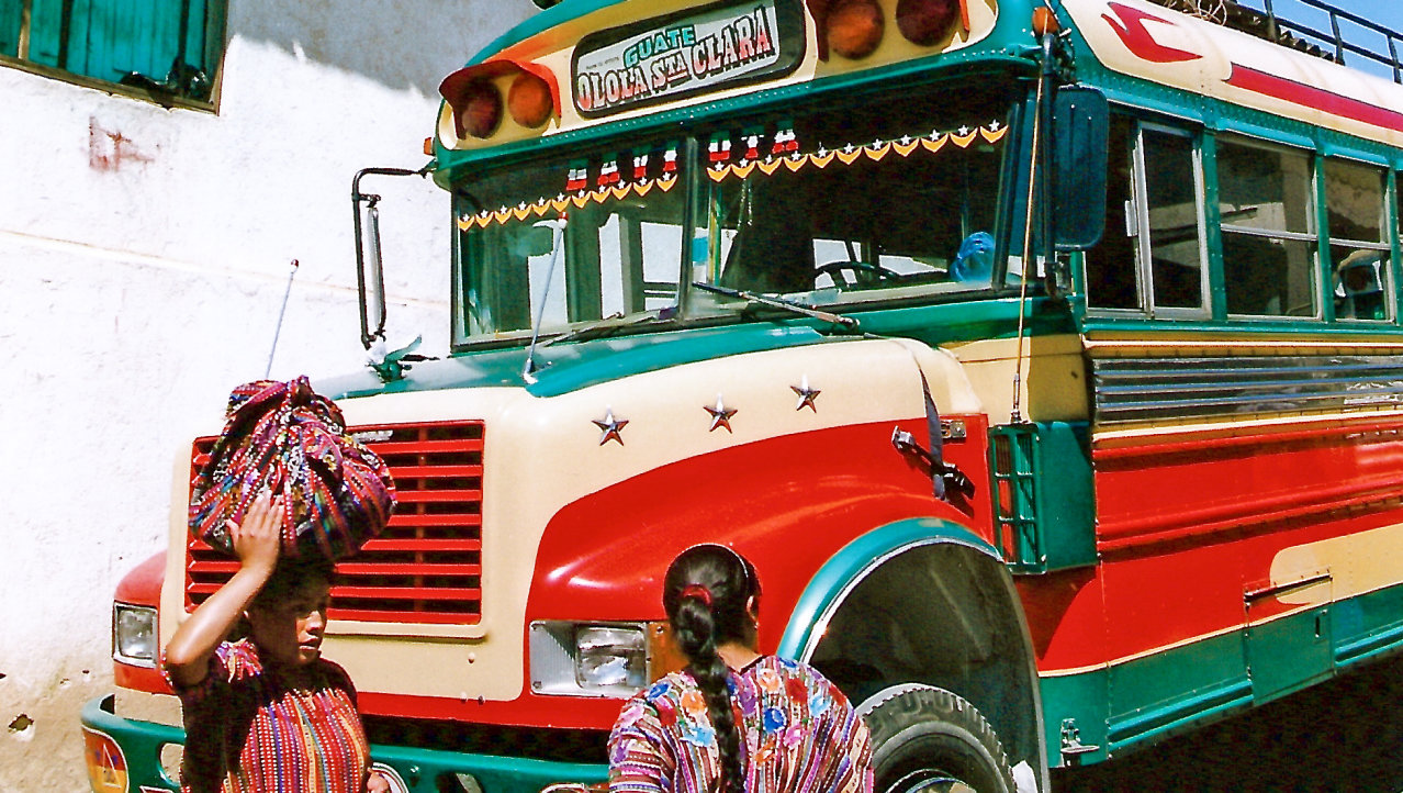 Kleurrijke Maya vrouwen bij de bus