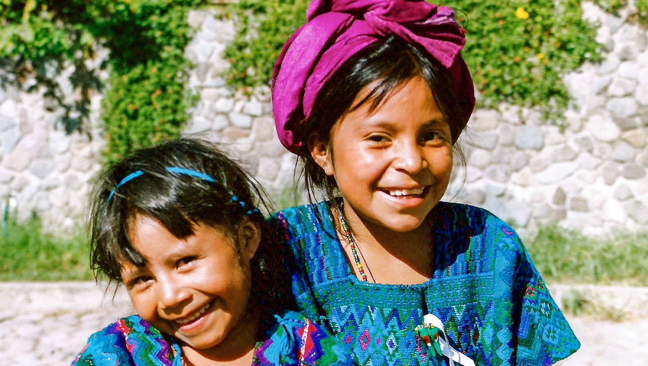 Twee vrolijke zusjes in een van de kleine dorpjes