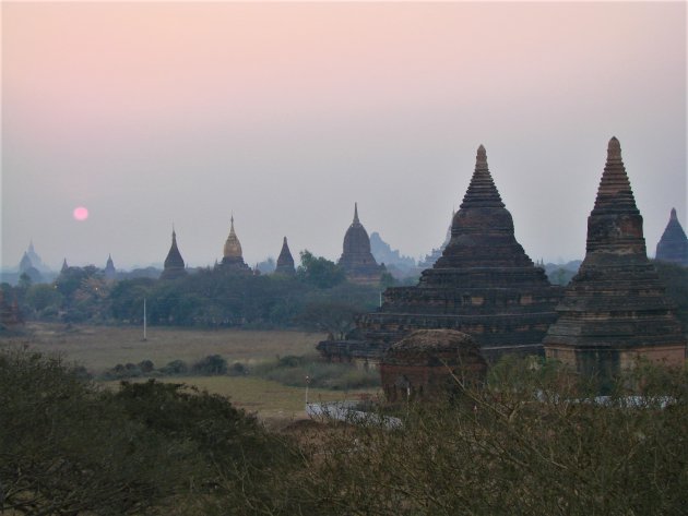 Opkomende zon in Bagan.
