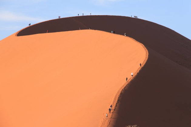 Een zandduin beklimmen in de Namibiaanse dessert