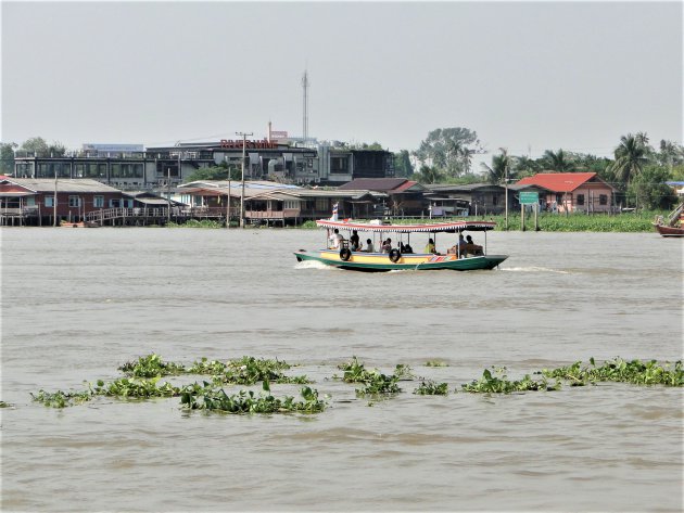 Hoogwater in de Chao Phraya rivier.