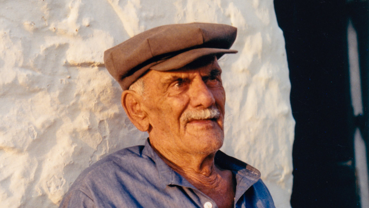Een oude Griekse man in een van de dorpjes