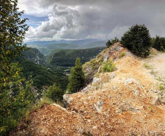Hoog boven de waterval van Martin Brod kijk je uit op de Unac Canyon en de bergen van Kroatie!