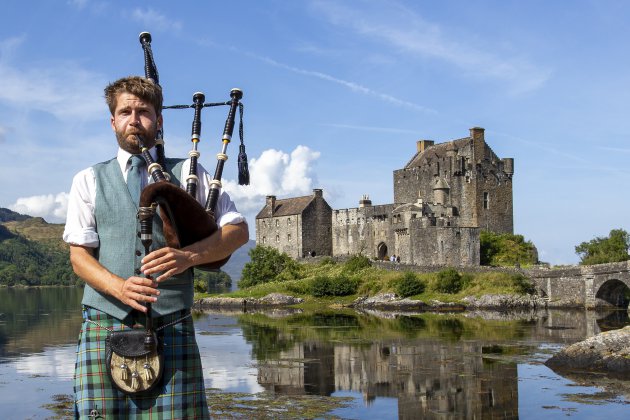 Doedelzakspeler voor Eilean Donan Castle