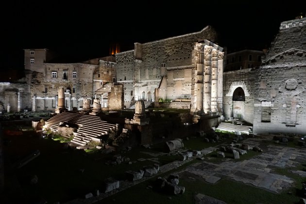 Forum van Trajanus wordt sprookjesachtig bij avond