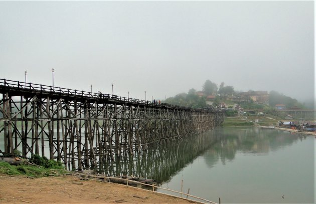 Hoge houten brug in de ochtend mist.