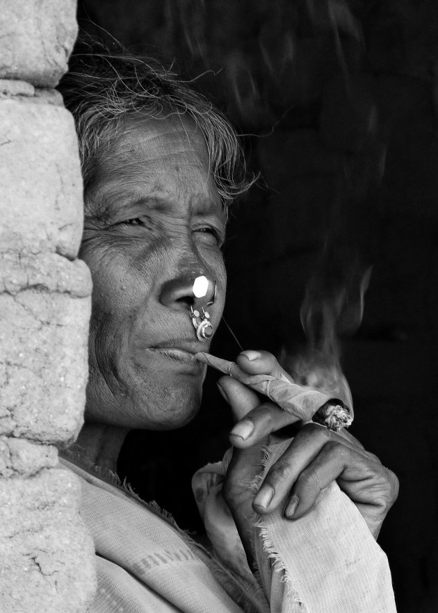 genieten van een  "sigaretje" in Orissa