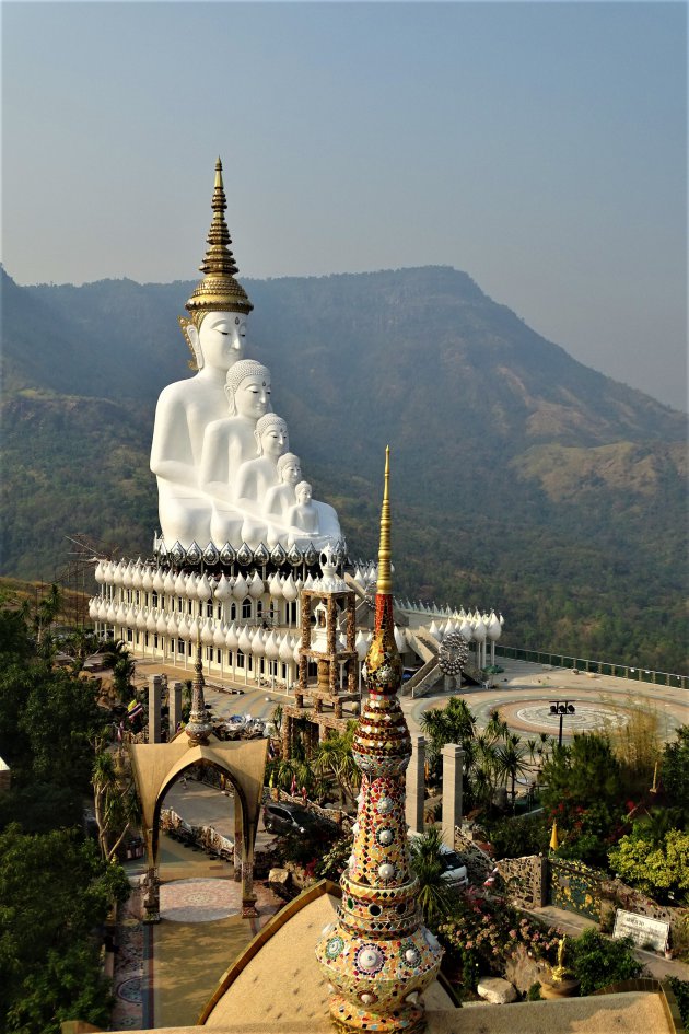 Tempelcomplex hoog in de bergen.