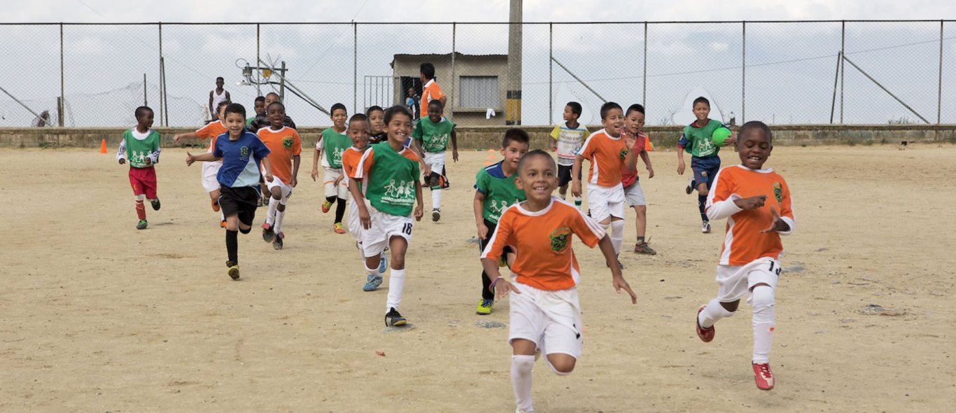 Help straatkinderen: ga met een Nederlandse coach straatvoetballen in Medellín image