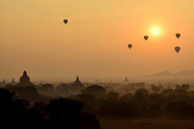 Zonsopgang boven Bagan