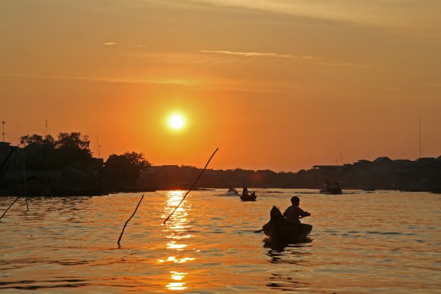 Zonsondergang bij Tonlé Sap (Cambodja)