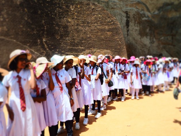 Schoolmeisjes in Sri Lanka op studiereis
