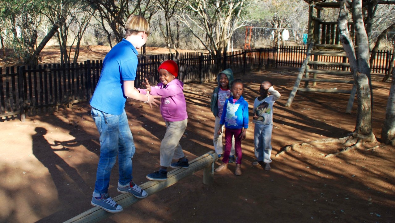 Spelen met schoolkinderen in Z-Afrika