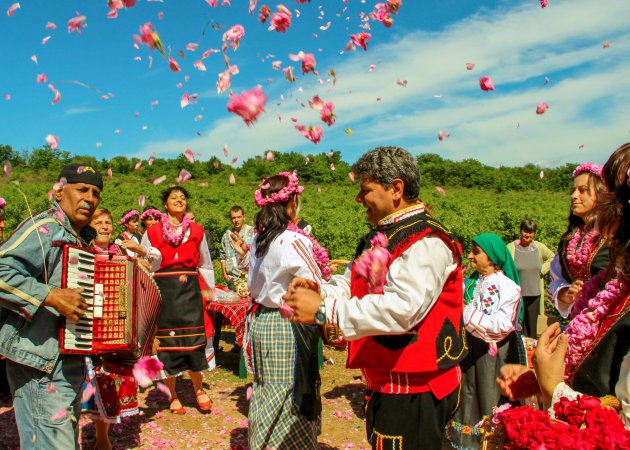 Feest mee met de dorpsbewoners tijdens het rozenfeest