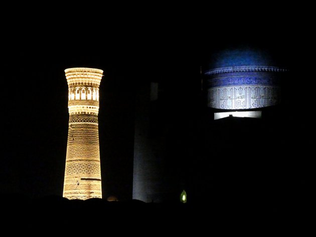 uitgelichte minaret en moskee.