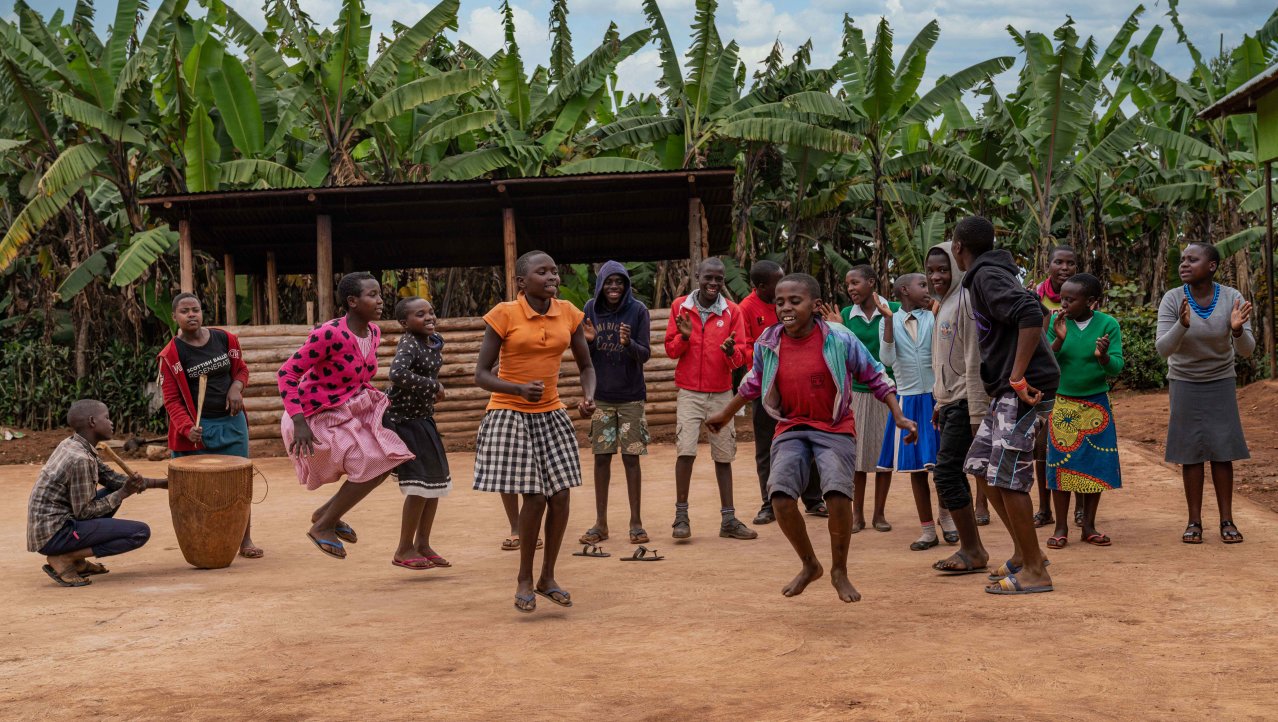 Dansende kinderen in een weeshuis