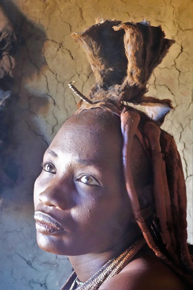 Bijzondere sfeer tijdens wasritueel Himba-vrouw