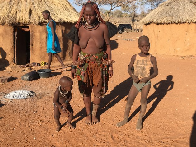 Moderne tijd doet intrede bij Himba's