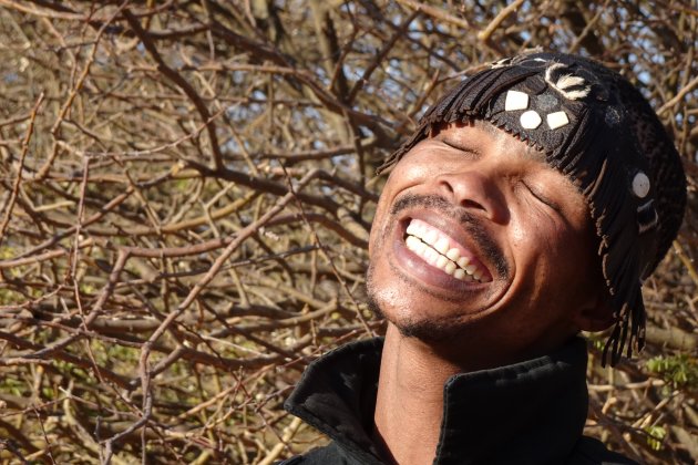 Stralende lach in de Kalahari-desert