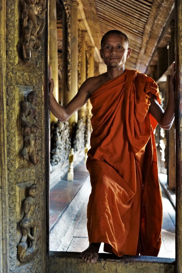Monnik bij de Shwenandaw Kyaung pagode