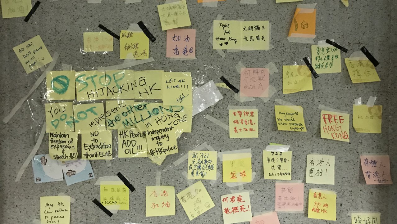 Memoblaadjes op een treinstation in Hongkong