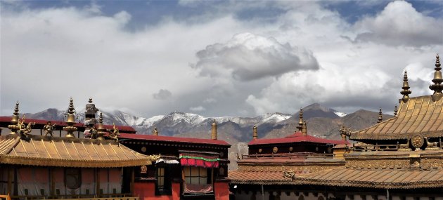 De Jokhang tempel met uizicht