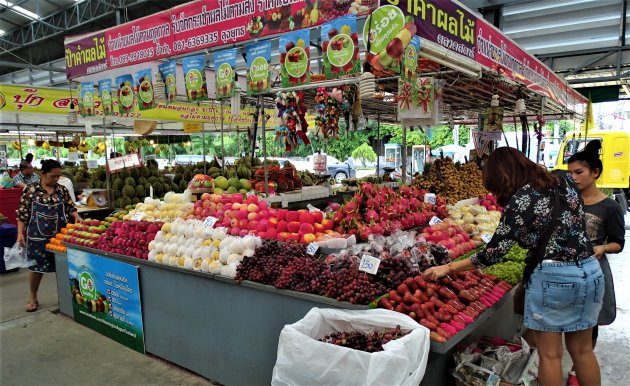 Fruitkraam in overdekte markt