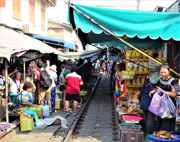 Markt op een langs het spoor.