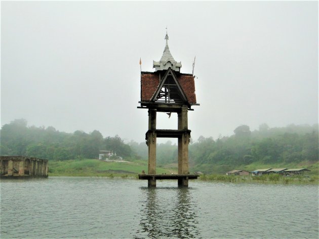 Kloktoren  in stuwmeer.