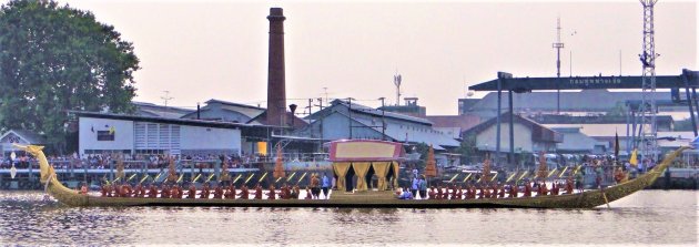 De Koninklijke vloot op de Chao Phraya rivier.