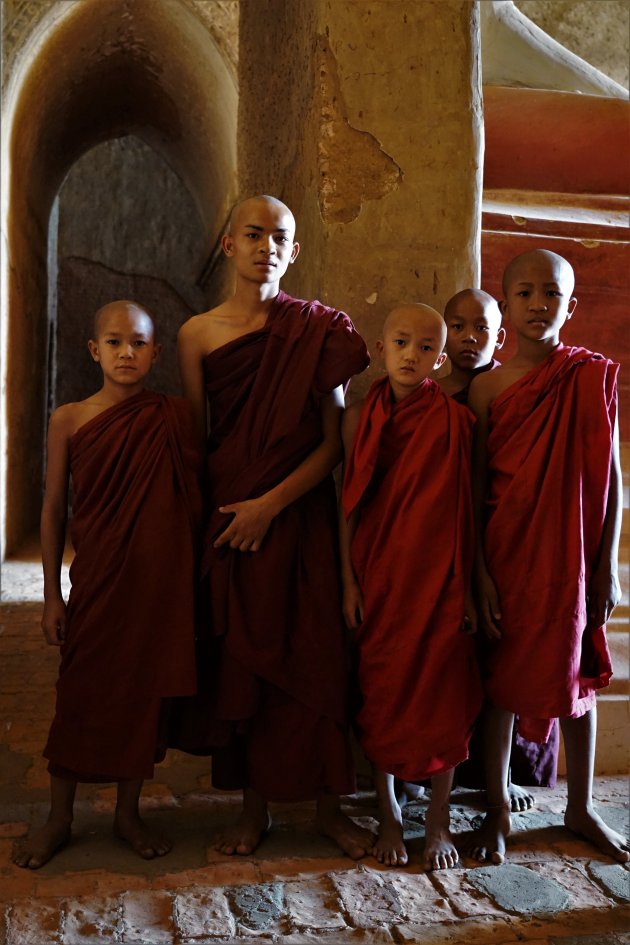 Jonge monniken in Bagan