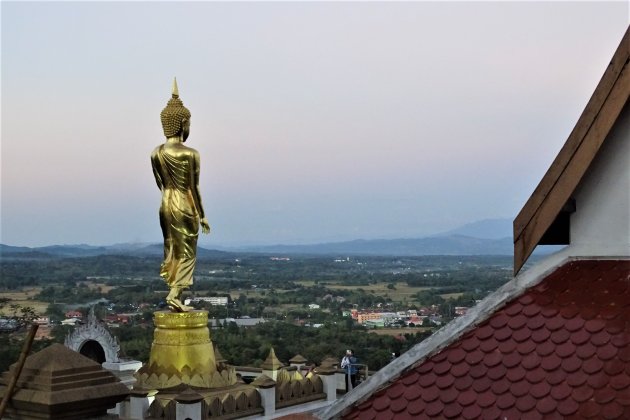 Boeddha kijkt uit over de stad Nan.