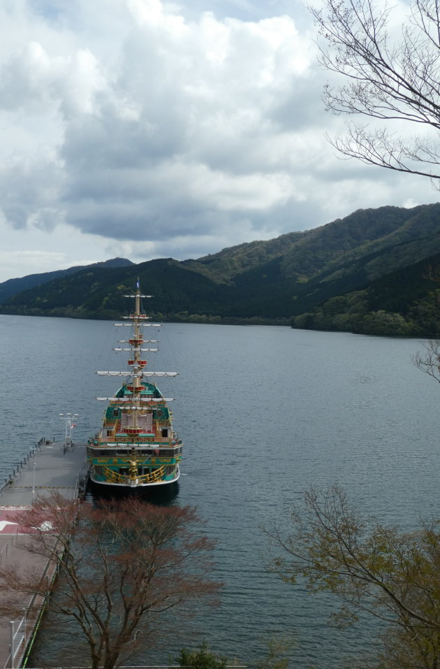 Als piraten Lake Ashi bevaren