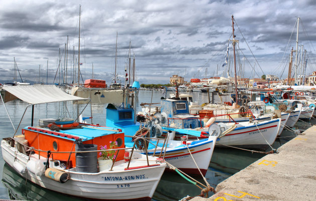 De vissersbootjes van Aegina