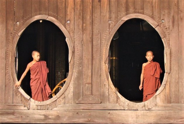 Jonge Monniken in houten klooster.