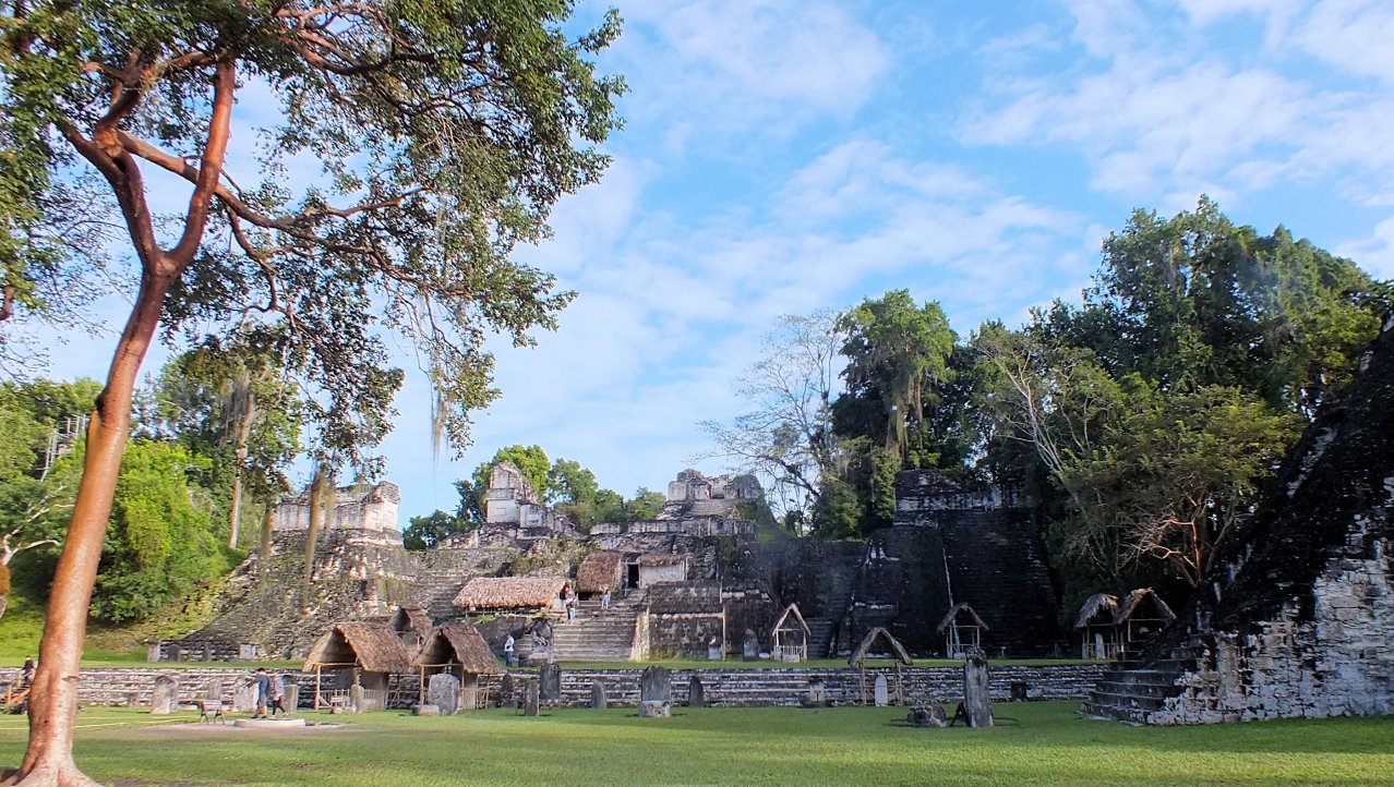 Grote plein in Tikal