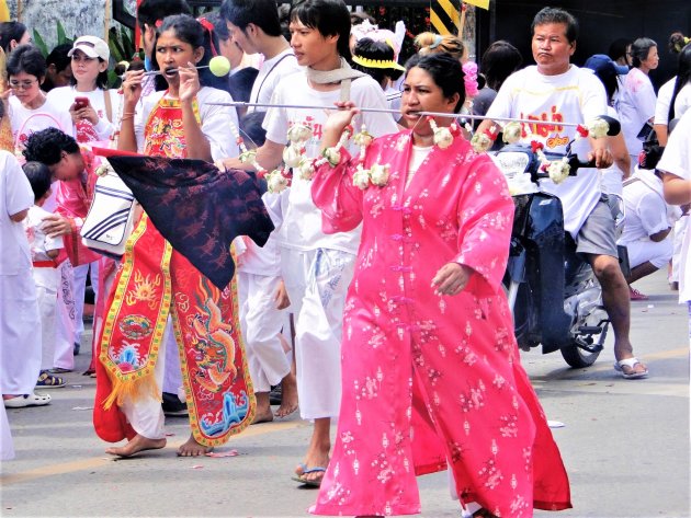 Zelfkastijding tijdens Chinees/Thais festival.