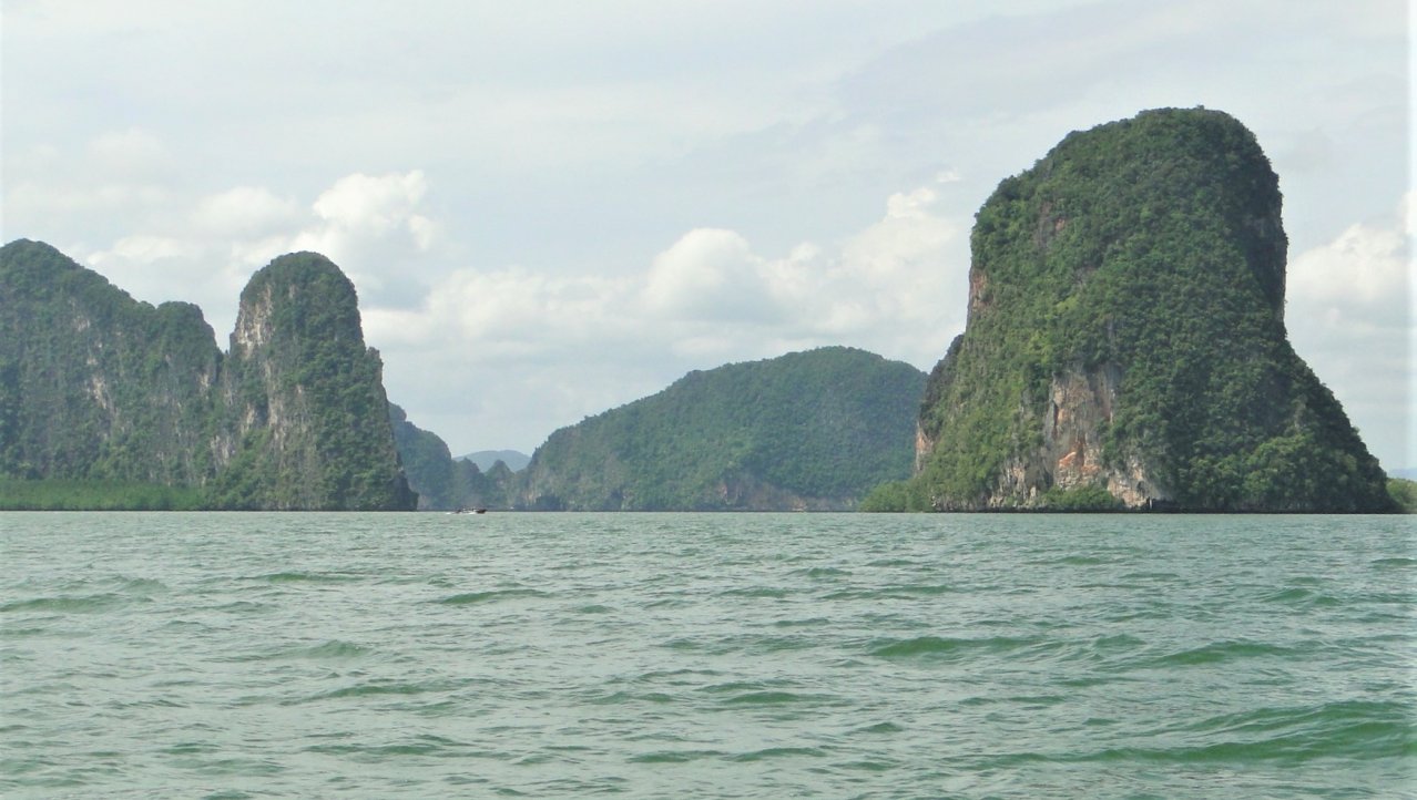 Krijtrotsen in de Phangha baai.