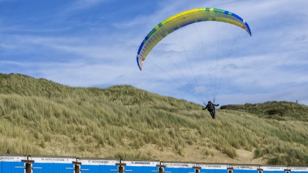 Paragliden over de duinen