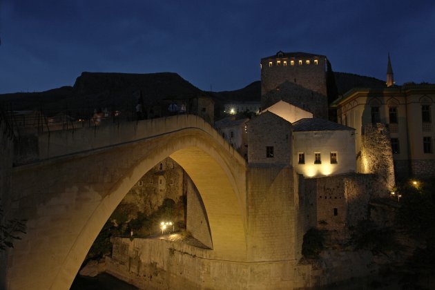 Stari Most bij avond in Mostar Bosnië en Herzegovina